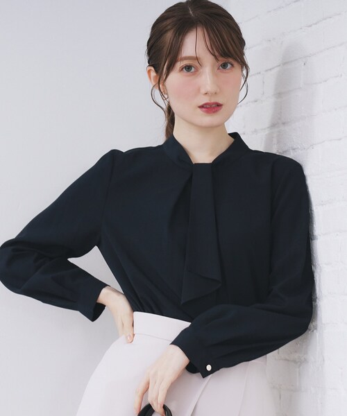 index(インデックス)の「ボウタイタックブラウス【洗濯機OK/防シワ】《XS~3L》(シャツ/ブラウス・レディース・ナチュラル/オフホワイト/ネイビー/ピンク系1・44/42/40/38/36/34)」の5枚目の写真