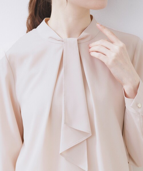 index(インデックス)の「ボウタイタックブラウス【洗濯機OK/防シワ】《XS~3L》(シャツ/ブラウス・レディース・ナチュラル/オフホワイト/ネイビー・44/42/40/38/36/34)」の11枚目の写真