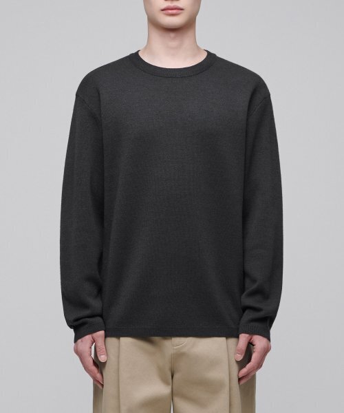 MUSINSA STANDARD（ムシンサスタンダード）の「ミニマルクルーネックニット[ガンメタル]（ニット/セーター・メンズ・その他・SMALL/MEDIUM/LARGE/X-LARGE/XX-LARGE）」の2枚目の写真