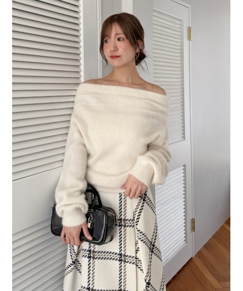 SNIDEL（スナイデル）の「【HIGH QUALITY】フォックスカシミヤオフショルプルオーバー（ニット/セーター・レディース・ダークグレー/ピンク/アイボリー・F）」の5枚目の写真