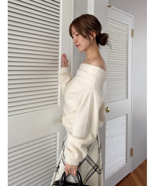 SNIDEL（スナイデル）の「【HIGH QUALITY】フォックスカシミヤオフショルプルオーバー（ニット/セーター・レディース・ダークグレー/ピンク/アイボリー・F）」の6枚目の写真