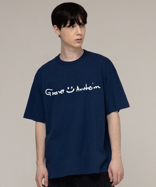 GRAVER（グレーバー）の「[ユニセックス] ドローイングロゴ ドローイングスマイル 半袖Tシャツ_ネイビー（Tシャツ/カットソー・レディース・ネイビー・SMALL/MEDIUM/LARGE/X-LARGE）」の2枚目の写真