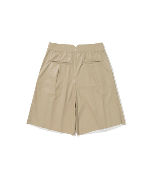 ERER（エルエル）の「ボックスプリーツフェイクレザーショートパンツ ベージュ（その他パンツ・レディース・Beige・1/2）」の2枚目の写真