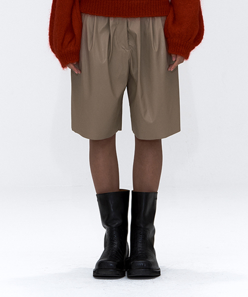 ERER（エルエル）の「ボックスプリーツフェイクレザーショートパンツ ベージュ（その他パンツ・レディース・Beige・1/2）」の3枚目の写真