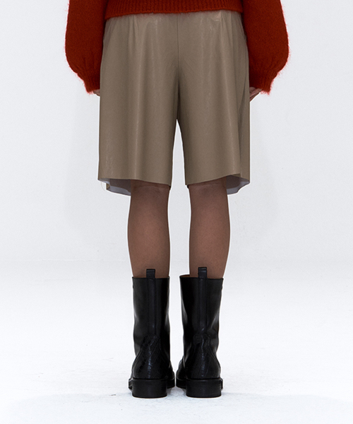 ERER（エルエル）の「ボックスプリーツフェイクレザーショートパンツ ベージュ（その他パンツ・レディース・Beige・1/2）」の6枚目の写真