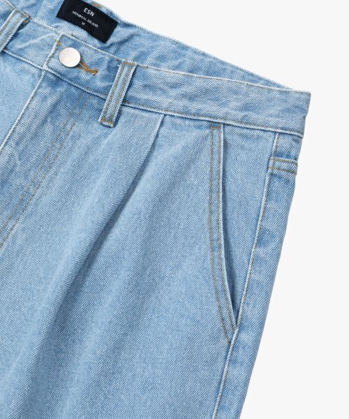 ESN(イーエスエヌ)の「エッセンシャルワンタックデニムショーツライトブルー(その他パンツ・メンズ・その他・LARGE/MEDIUM/X-LARGE)」の5枚目の写真