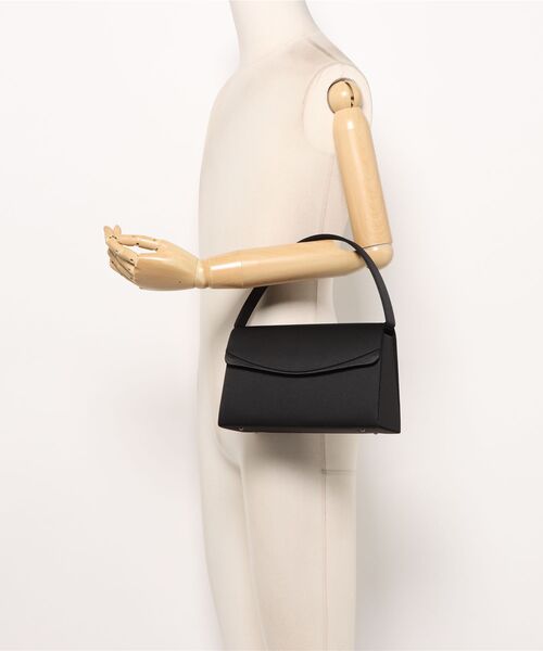 AIMER（エメ）の「【喪服・礼服用・WEB限定】サテン切り替えフラップブラックフォーマルバッグ（ハンドバッグ・レディース・ブラック・FREE）」の12枚目の写真