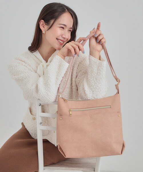 ベージュショルダーバッグ SHOO・LA・RUE（シューラルー）の「フロントWポケットショルダーバッグ