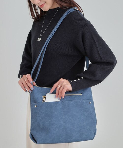 SHOO・LA・RUE（シューラルー）の「【選べる6色】フロントWポケットショルダーバッグ（ショルダーバッグ・レディース・イエロー/ベージュ/ピンク系/グレー/ブルー/ブラック・00）」の4枚目の写真