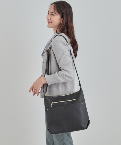 SHOO・LA・RUE（シューラルー）の「【選べる6色】フロントWポケットショルダーバッグ（ショルダーバッグ・レディース・イエロー/ベージュ/ピンク系/グレー/ブルー/ブラック・00）」の2枚目の写真