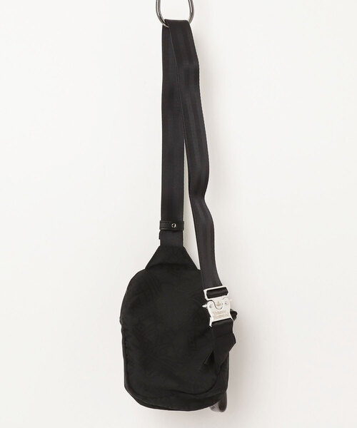Vivienne Westwood MAN（ヴィヴィアンウエストウッドマン）の「MATTHEW MINI CROSSBODY（ショルダーバッグ・メンズ・ブラック・FREE）」の2枚目の写真