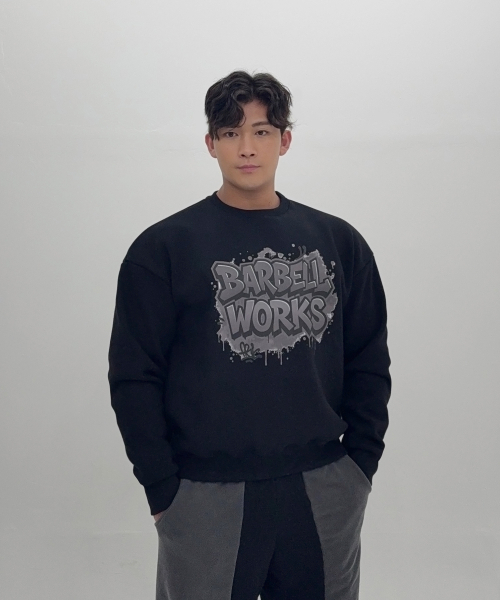 BARBELLWORKS(バーベルワークス)の「グラフィティヘビーゴ中量二重地スウェット(スウェット・メンズ・ブラック/グレー・LARGE/X-LARGE)」の7枚目の写真