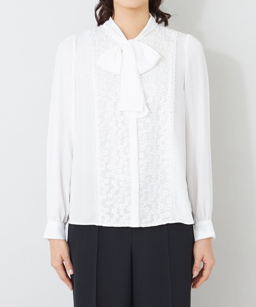 TO BE CHIC(トゥー ビー シック)の「フロントフラワー刺しゅう ブラウス(シャツ/ブラウス・レディース・ブラック/オフホワイト・40/42)」の8枚目の写真