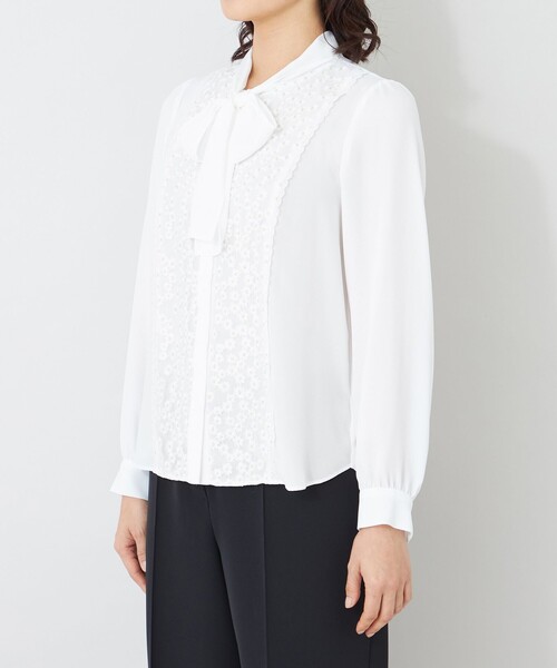 TO BE CHIC(トゥー ビー シック)の「フロントフラワー刺しゅう ブラウス(シャツ/ブラウス・レディース・ブラック/オフホワイト・40/42)」の7枚目の写真