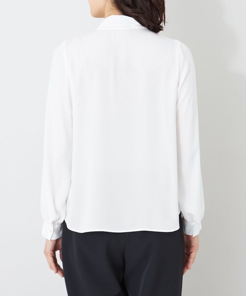 TO BE CHIC(トゥー ビー シック)の「フロントフラワー刺しゅう ブラウス(シャツ/ブラウス・レディース・ブラック/オフホワイト・40/42)」の6枚目の写真
