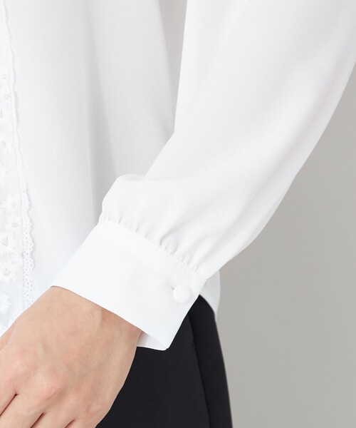 TO BE CHIC(トゥー ビー シック)の「フロントフラワー刺しゅう ブラウス(シャツ/ブラウス・レディース・ブラック/オフホワイト・40/42)」の5枚目の写真