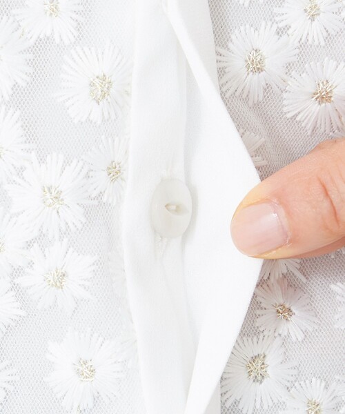 TO BE CHIC(トゥー ビー シック)の「フロントフラワー刺しゅう ブラウス(シャツ/ブラウス・レディース・ブラック/オフホワイト・40/42)」の4枚目の写真