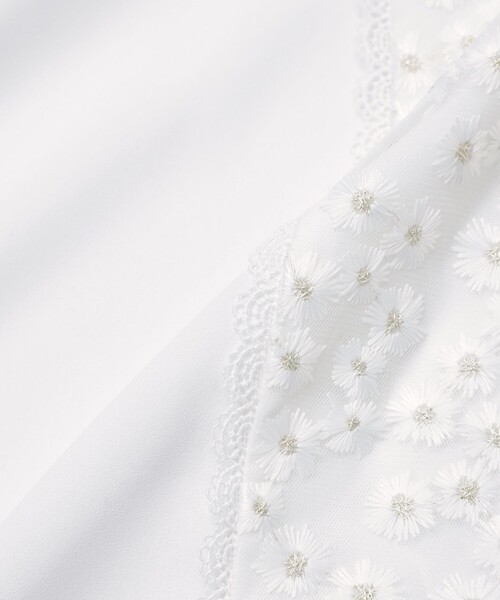 TO BE CHIC(トゥー ビー シック)の「フロントフラワー刺しゅう ブラウス(シャツ/ブラウス・レディース・ブラック/オフホワイト・40/42)」の3枚目の写真
