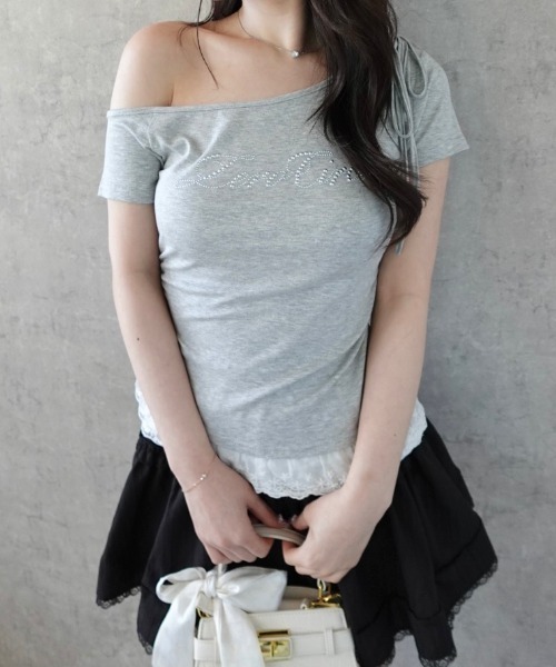 Mejoul(メジュール)の「【2026春夏新作】ワンショル サイドギャザー 裾レースフリルTシャツ(Tシャツ/カットソー・レディース・ホワイト/グレー/ブラック・F)」の1枚目の写真