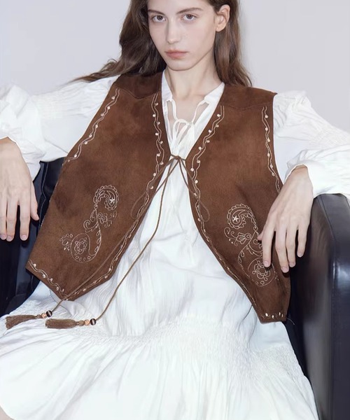 Fano Studios（ファノ ストゥディオズ）の「刺繍デザイン スエード調 Ｖネックベスト FC26W052【Fano Studios】【2026SS】（ベスト・レディース・ブラウン・S/M）」の2枚目の写真