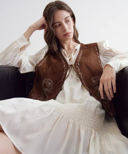 Fano Studios（ファノ ストゥディオズ）の「刺繍デザイン スエード調 Ｖネックベスト FC26W052【Fano Studios】【2026SS】（ベスト・レディース・ブラウン・S/M）」の3枚目の写真