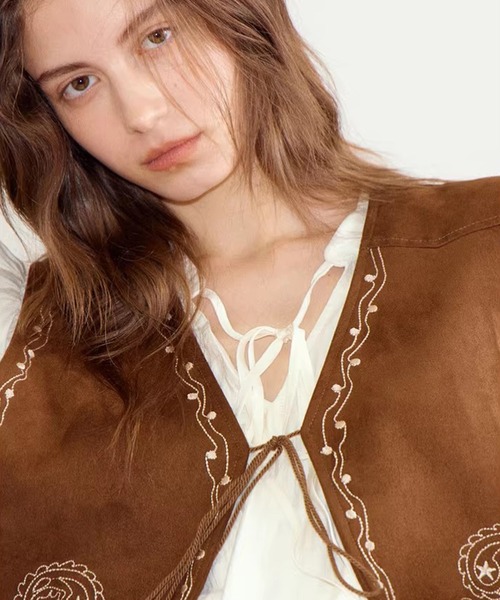 Fano Studios（ファノ ストゥディオズ）の「刺繍デザイン スエード調 Ｖネックベスト FC26W052【Fano Studios】【2026SS】（ベスト・レディース・ブラウン・S/M）」の5枚目の写真