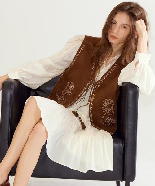 Fano Studios（ファノ ストゥディオズ）の「刺繍デザイン スエード調 Ｖネックベスト FC26W052【Fano Studios】【2026SS】（ベスト・レディース・ブラウン・S/M）」の6枚目の写真