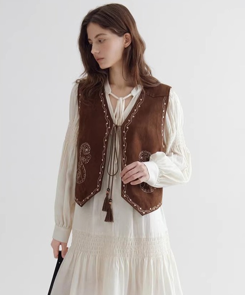 Fano Studios（ファノ ストゥディオズ）の「刺繍デザイン スエード調 Ｖネックベスト FC26W052【Fano Studios】【2026SS】（ベスト・レディース・ブラウン・S/M）」の10枚目の写真