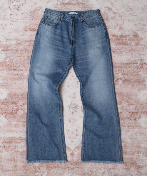 AREUBAN(アルバン)の「カットオフフレアデニムパンツ_ロー ブルー(デニムパンツ・メンズ・ライトブルー・2/3/4)」の2枚目の写真