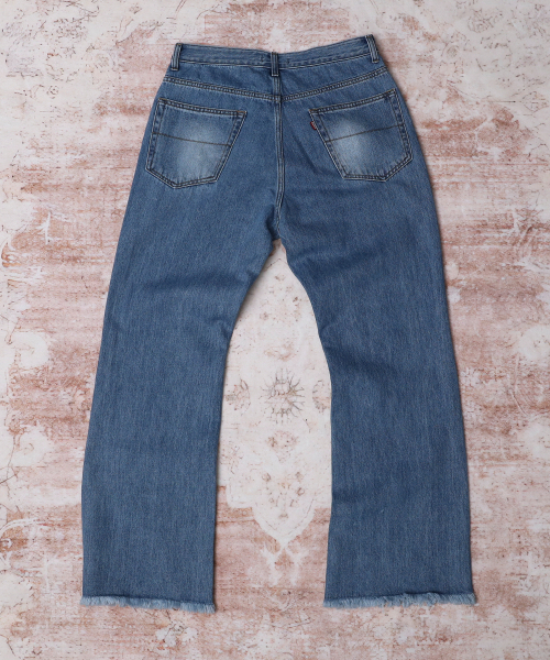 AREUBAN(アルバン)の「カットオフフレアデニムパンツ_ロー ブルー(デニムパンツ・メンズ・ライトブルー・2/3/4)」の5枚目の写真