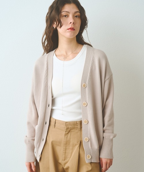 Whim Gazette（ウィムガゼット）の「ボタンカーディガン（カーディガン/ボレロ・レディース・ブラック/グレイッシュベージュ・FREE）」の2枚目の写真