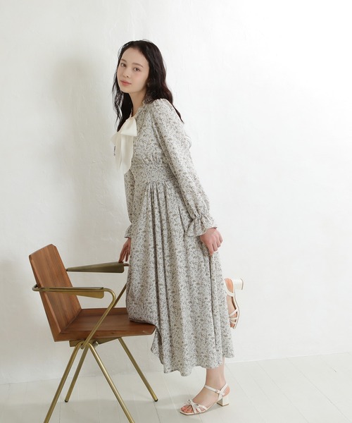 ASTORIA ODIER(アストリアオディール)の「シアーリボンタイ花柄ワンピース(ワンピース・レディース・ブルー/ベージュ・MEDIUM)」の1枚目の写真