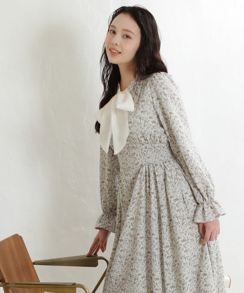 ASTORIA ODIER(アストリアオディール)の「シアーリボンタイ花柄ワンピース(ワンピース・レディース・ブルー/ベージュ・MEDIUM)」の4枚目の写真
