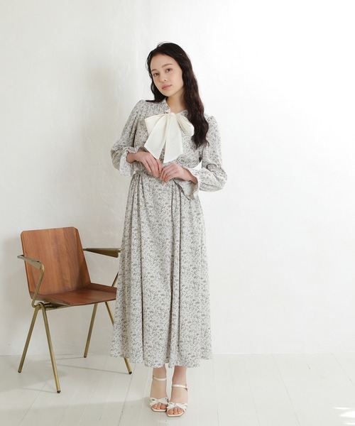 ASTORIA ODIER(アストリアオディール)の「シアーリボンタイ花柄ワンピース(ワンピース・レディース・ブルー/ベージュ・MEDIUM)」の20枚目の写真