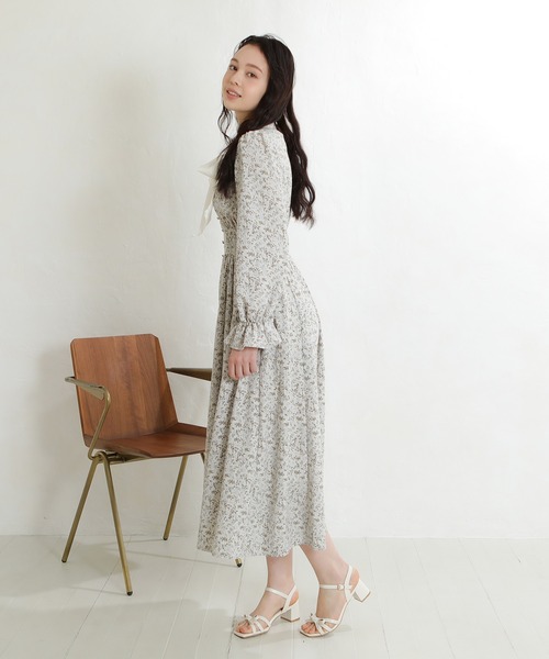 ASTORIA ODIER(アストリアオディール)の「シアーリボンタイ花柄ワンピース(ワンピース・レディース・ブルー/ベージュ・MEDIUM)」の22枚目の写真