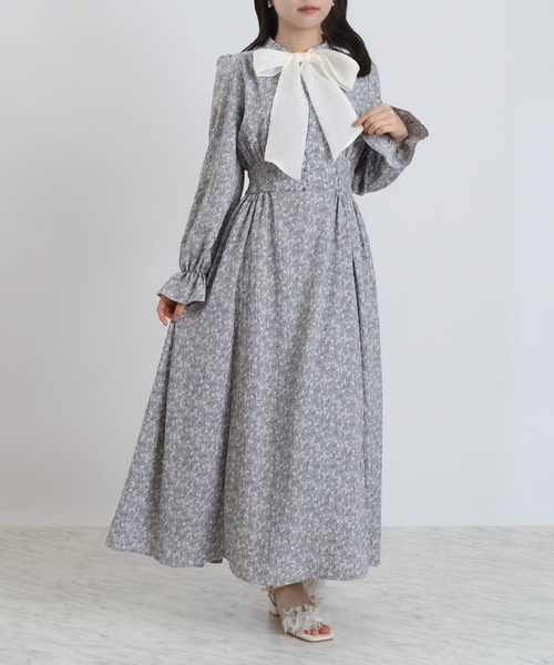 ASTORIA ODIER(アストリアオディール)の「シアーリボンタイ花柄ワンピース(ワンピース・レディース・ブルー/ベージュ・MEDIUM)」の5枚目の写真