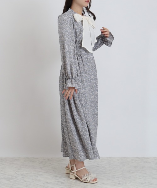 ASTORIA ODIER(アストリアオディール)の「シアーリボンタイ花柄ワンピース(ワンピース・レディース・ブルー/ベージュ・MEDIUM)」の8枚目の写真