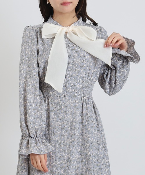 ASTORIA ODIER(アストリアオディール)の「シアーリボンタイ花柄ワンピース(ワンピース・レディース・ブルー/ベージュ・MEDIUM)」の9枚目の写真
