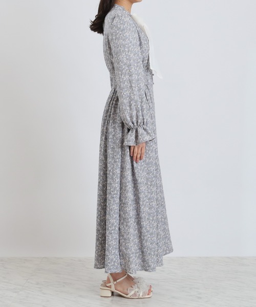ASTORIA ODIER(アストリアオディール)の「シアーリボンタイ花柄ワンピース(ワンピース・レディース・ブルー/ベージュ・MEDIUM)」の14枚目の写真