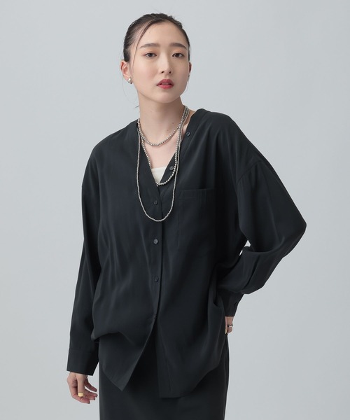 LEPSIM(レプシィム)の「フィブリルVブラウス 640877(シャツ/ブラウス・レディース・ブラウン/ブラック/グレイッシュベージュ・FREE)」の2枚目の写真