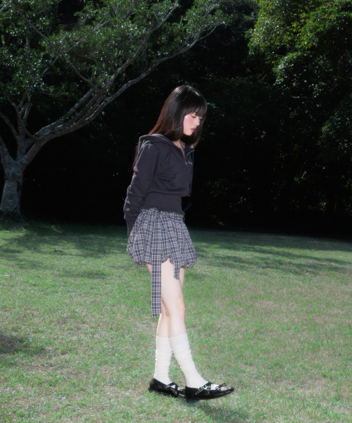 ROSEFRANTZ（ロゼフランツ）の「Smoke Ruffle Hood Zip-Up [Charcoal]（パーカー・レディース・チャコールグレー・OS）」の4枚目の写真