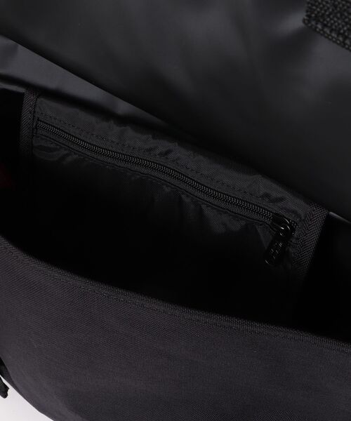 Manhattan Portage（マンハッタンポーテージ）の「NY Messenger Bag JR (MD) FZP LVL MTA（メッセンジャーバッグ・メンズ・ブラック・MEDIUM）」の15枚目の写真