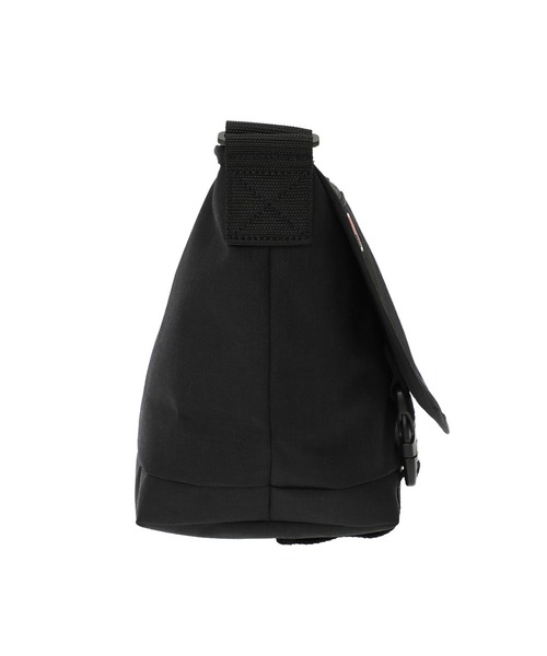 Manhattan Portage（マンハッタンポーテージ）の「NY Messenger Bag JR (MD) FZP LVL MTA（メッセンジャーバッグ・メンズ・ブラック・MEDIUM）」の3枚目の写真