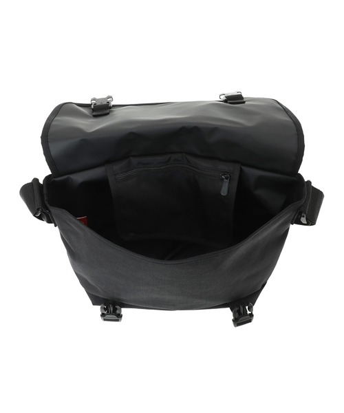 Manhattan Portage（マンハッタンポーテージ）の「NY Messenger Bag JR (MD) FZP LVL MTA（メッセンジャーバッグ・メンズ・ブラック・MEDIUM）」の6枚目の写真