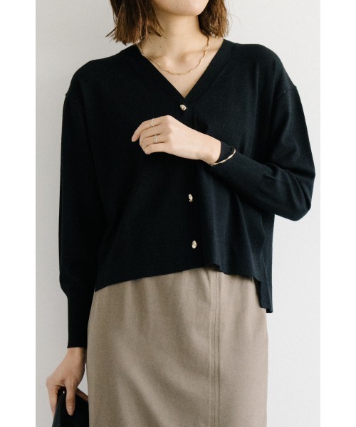 M.deux（エムドゥ）の「シルキータッチＶネックカーディガン（Tシャツ/カットソー・レディース・ブラック/オフホワイト/ベージュ/イエロー・MEDIUM）」の2枚目の写真
