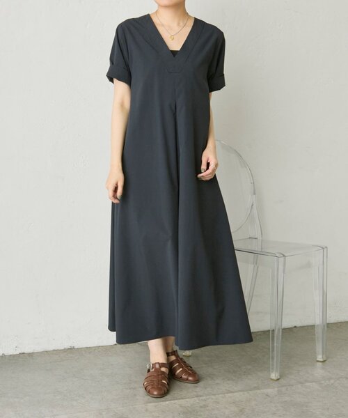 ear PAPILLONNER（イアパピヨネ）の「イージーケアVネックワンピース【SUM1 STYLE】（ワンピース・レディース・ネイビー/カーキ・FREE）」の2枚目の写真