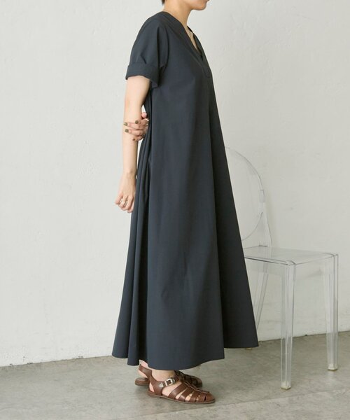 ear PAPILLONNER（イアパピヨネ）の「イージーケアVネックワンピース【SUM1 STYLE】（ワンピース・レディース・ネイビー/カーキ・FREE）」の6枚目の写真