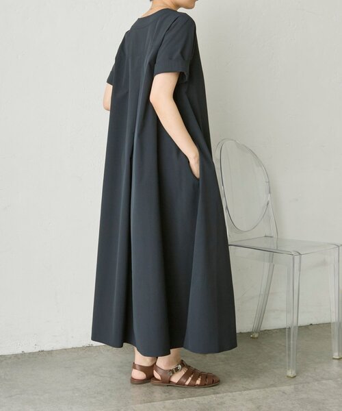 ear PAPILLONNER（イアパピヨネ）の「イージーケアVネックワンピース【SUM1 STYLE】（ワンピース・レディース・ネイビー/カーキ・FREE）」の7枚目の写真