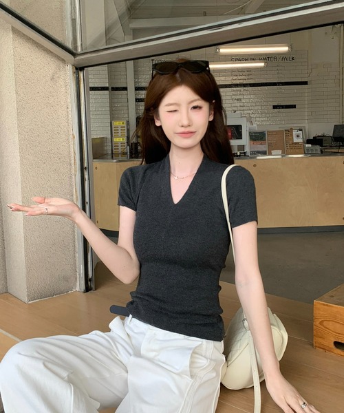 Aelina（エリナ）の「Vネックニットトップス（ニット/セーター・レディース・モカ/ベージュ/チャコールグレー・FREE）」の4枚目の写真