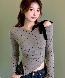 ドット柄ブラックリボンストラップ付きアシメギャザートップス